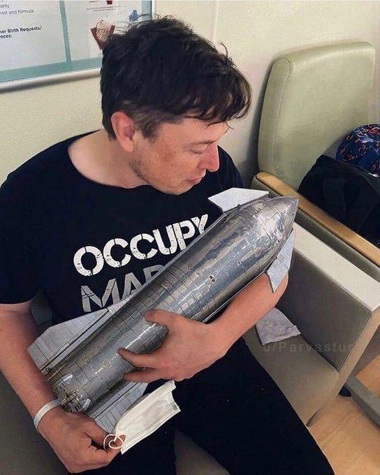 Elon Musk发了一张单手抱儿子的照片，纷纷引来网友恶搞